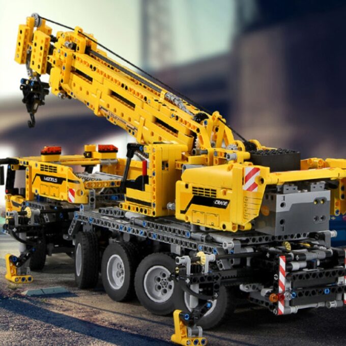 MOULD KING 13107 Remote Controlled Merchanical Crane - 2590 PCS - Image 4